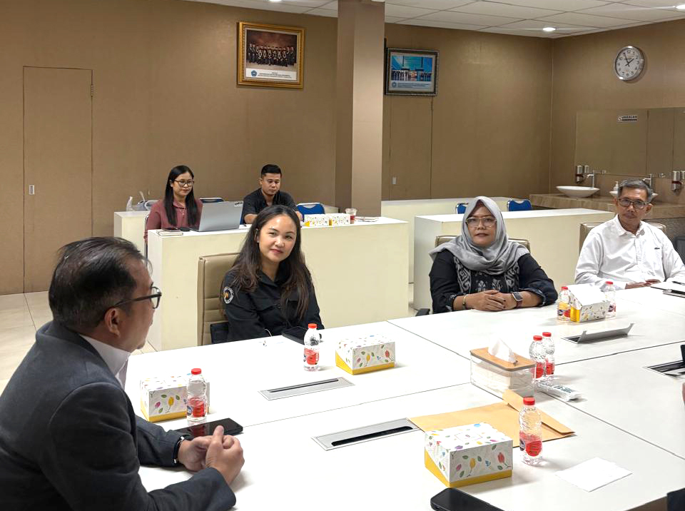 Rapat kordinasi persiapan Seminar Nasional dengan Tim USNI dan Bank Mega Syariah di USNI Jakarta